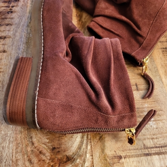 COLE HAAN Suede Burgundy back zipper ankle booties Size 9.5B - Picture 5 of 8